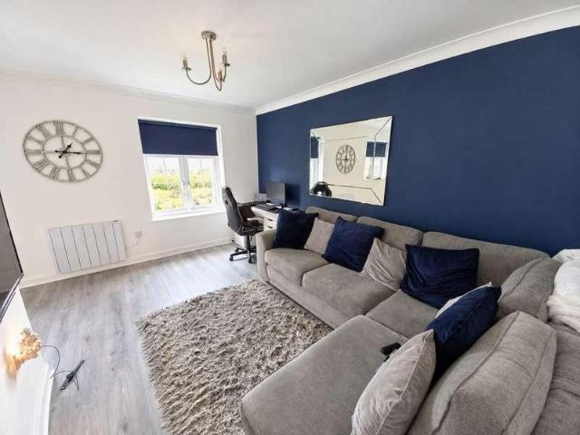2 bed flat for sale