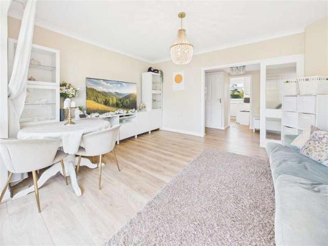 2 bed flat for sale