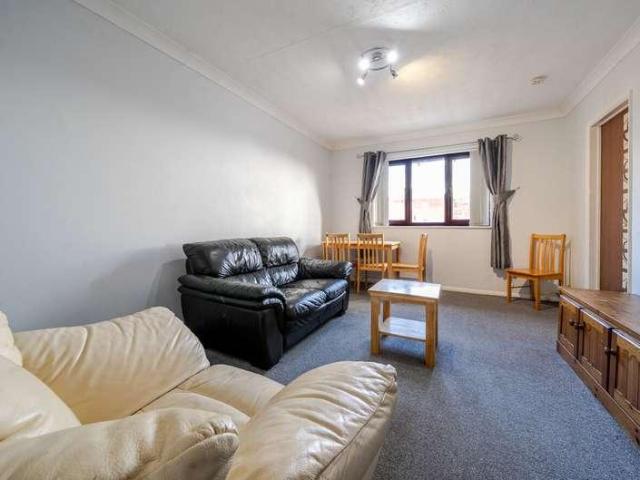 2 bed flat for sale