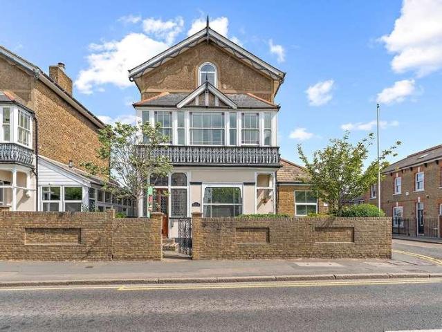 2 bed flat for sale