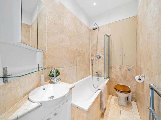 2 bed flat for sale