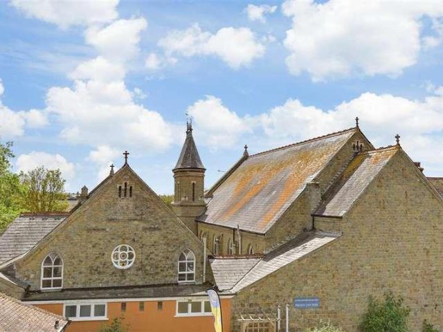 2 bed flat for sale