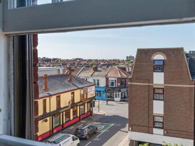 2 bed flat for sale
