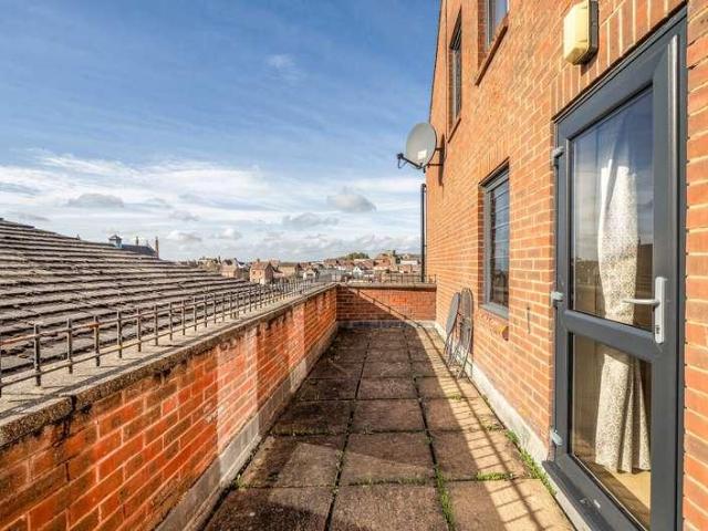 2 bed flat for sale