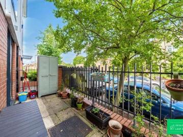 2 bed flat for sale