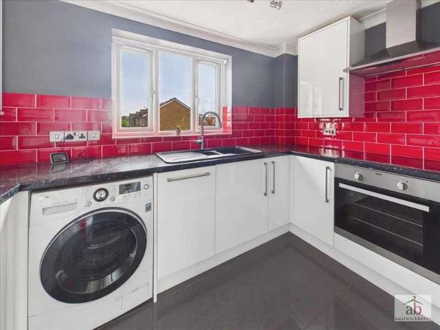 2 bed flat for sale