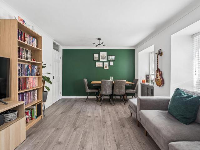 2 bed flat for sale