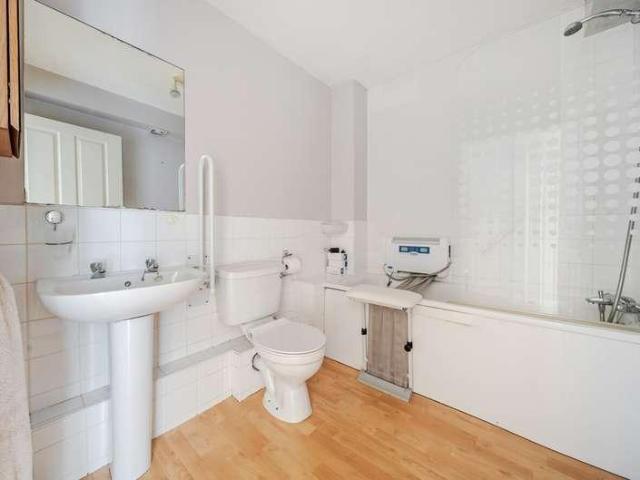 2 bed flat for sale