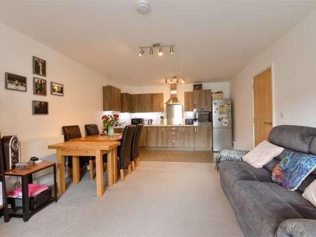 2 bed flat for sale