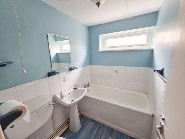 2 bed flat for sale