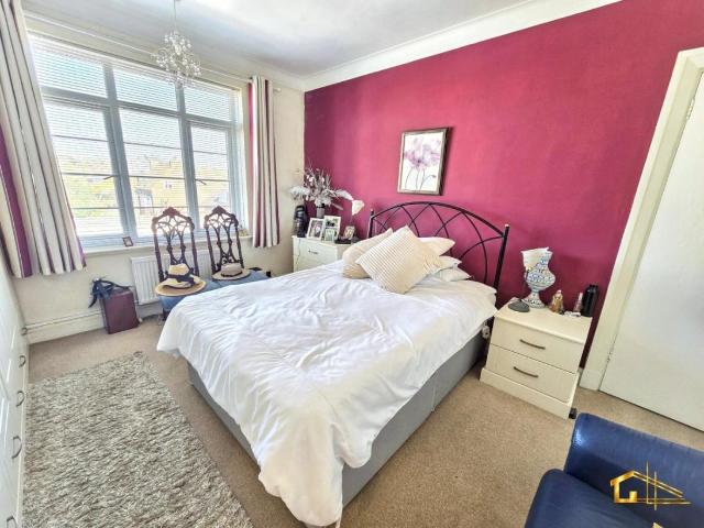 2 bed flat for sale