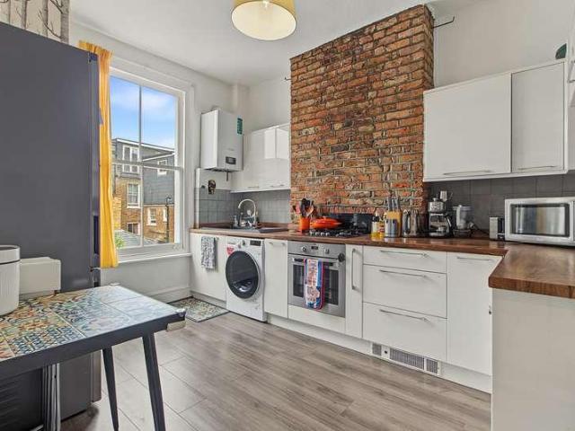 2 bed flat for sale
