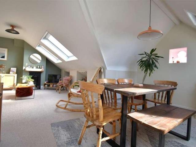 2 bed flat for sale