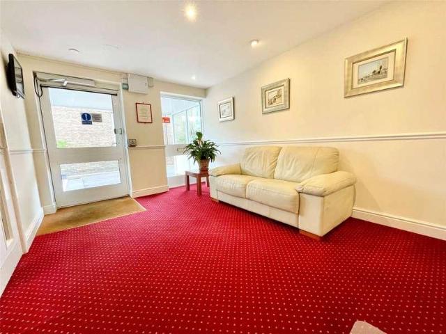 2 bed flat for sale