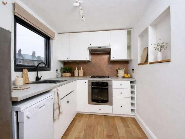 2 bed flat for sale