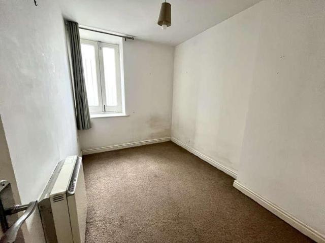 2 bed flat for sale