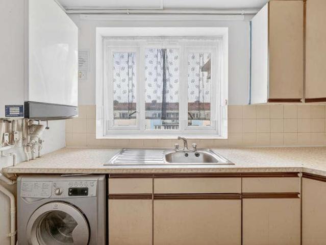 2 bed flat for sale