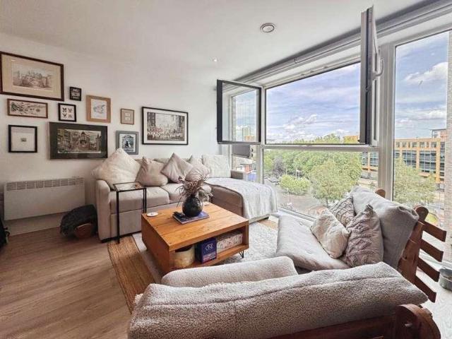 2 bed flat for sale