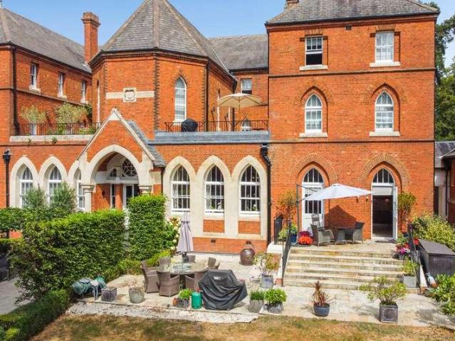2 bed flat for sale