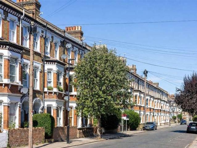 2 bed flat for sale