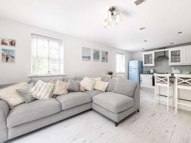 2 bed flat for sale