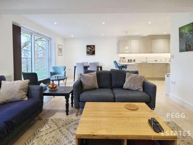 2 bed flat for sale