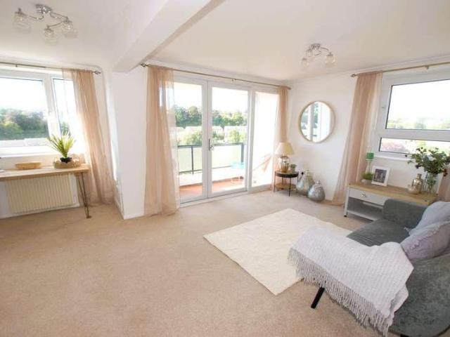 2 bed flat for sale