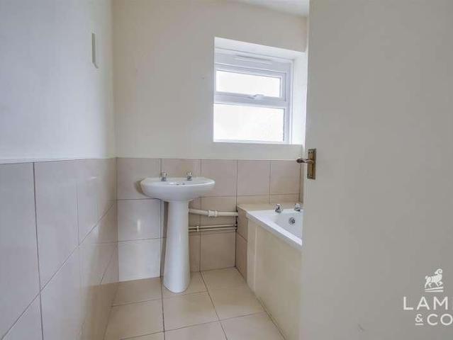 2 bed flat for sale