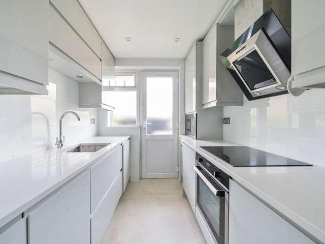 2 bed flat for sale