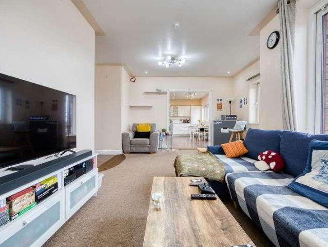 2 bed flat for sale