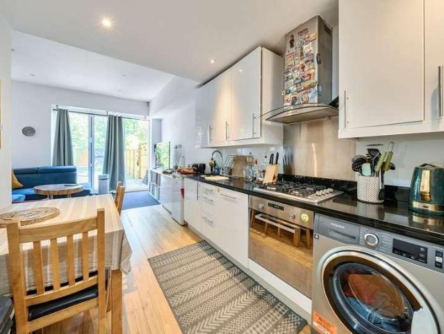 2 bed flat for sale