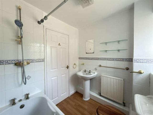 2 bed flat for sale