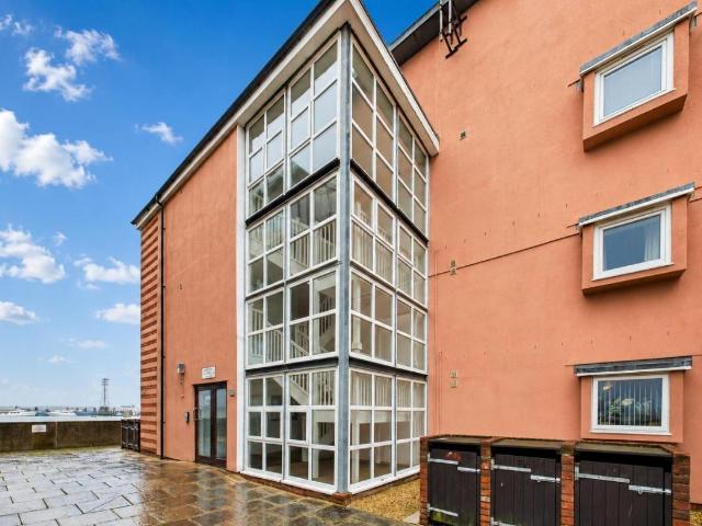 2 bed flat for sale