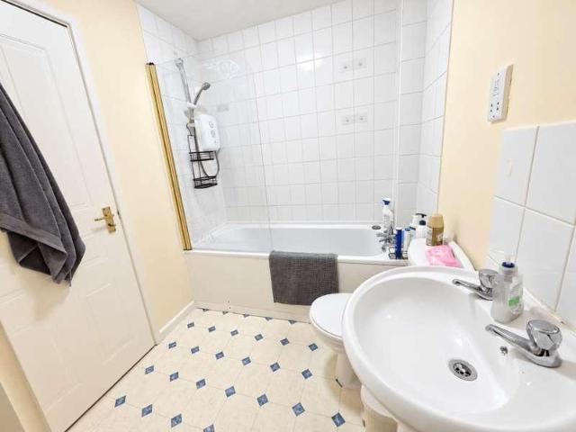 2 bed flat for sale
