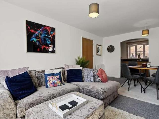2 bed flat for sale