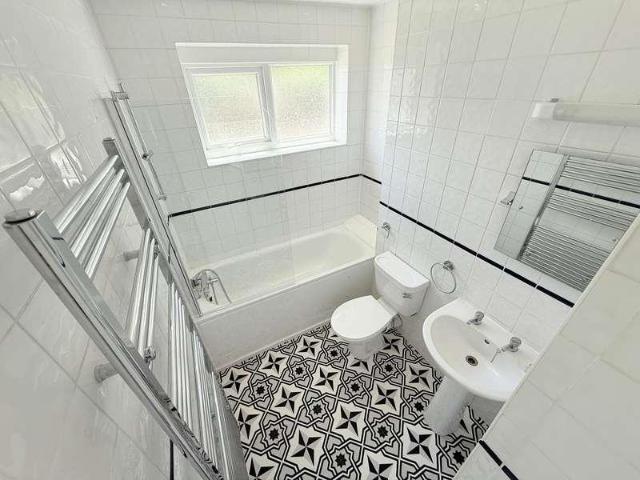 2 bed flat for sale
