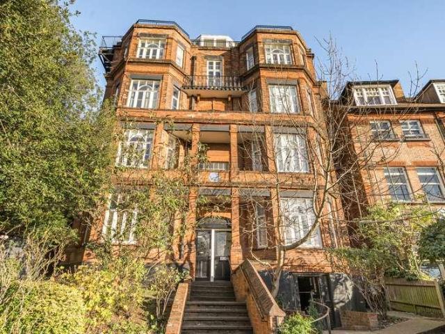 2 bed flat for sale