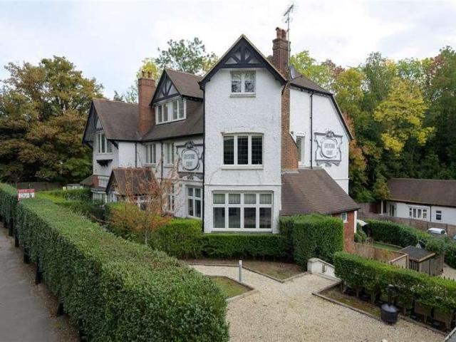 2 bed flat for sale