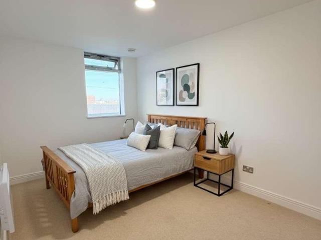 2 bed flat for sale