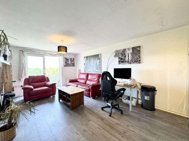 2 bed flat for sale