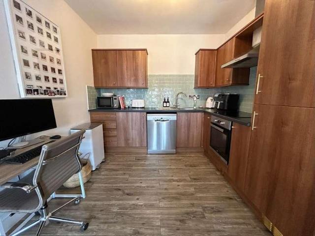 2 bed flat for sale
