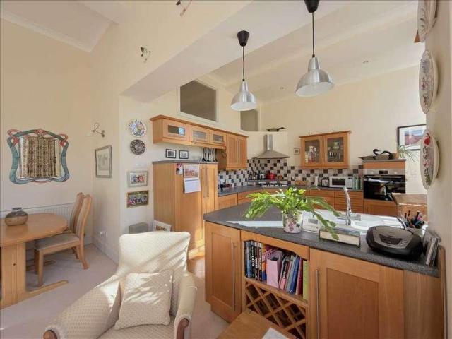2 bed flat for sale