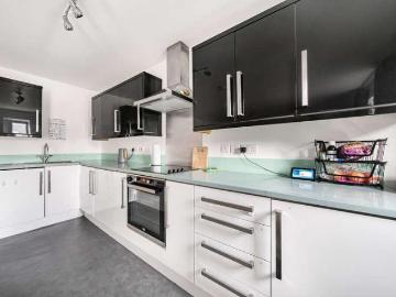 2 bed flat for sale