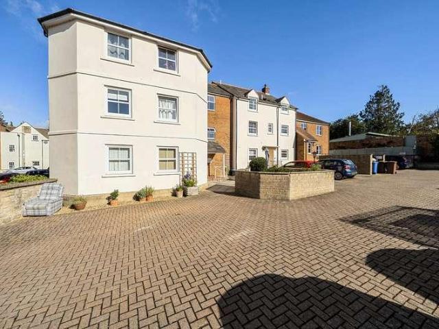 2 bed flat for sale