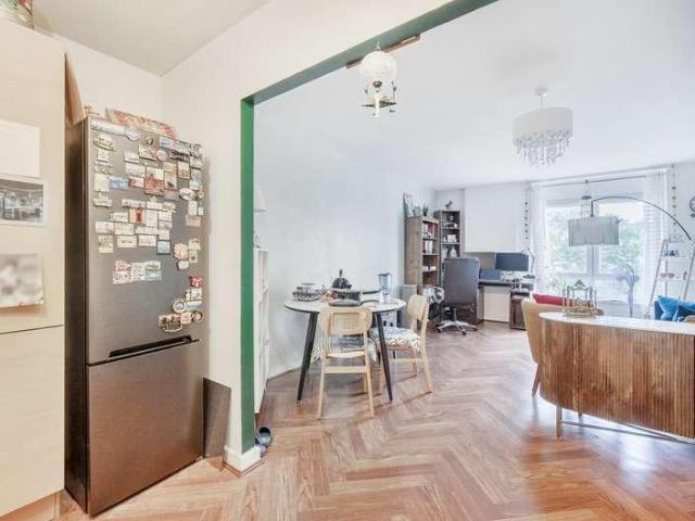 2 bed flat for sale