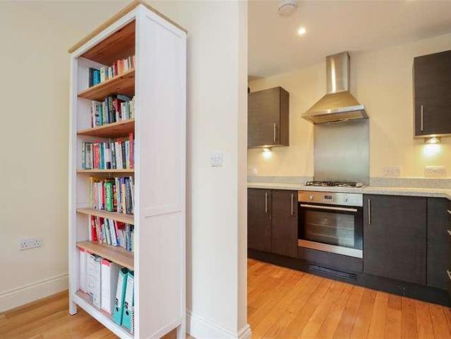 2 bed flat for sale