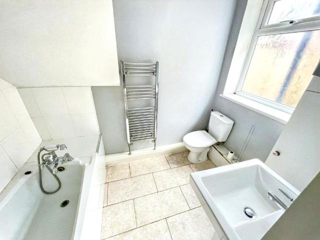 2 bed flat for sale