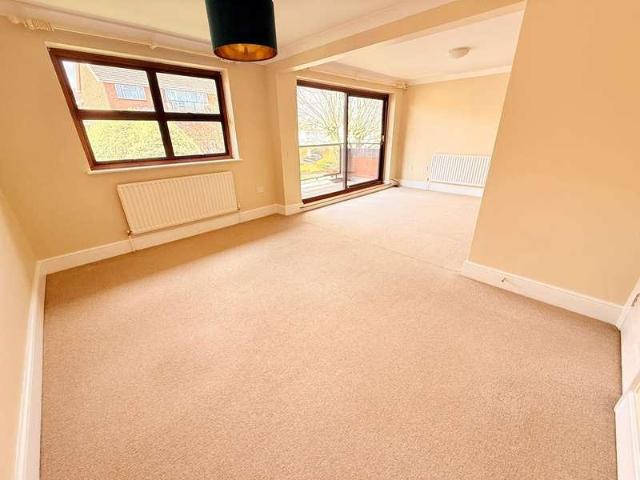 2 bed flat for sale