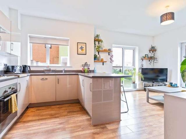 2 bed flat for sale