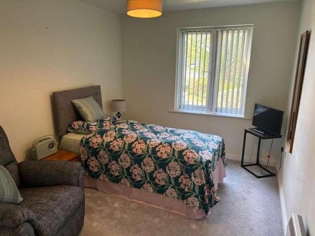 2 bed flat for sale